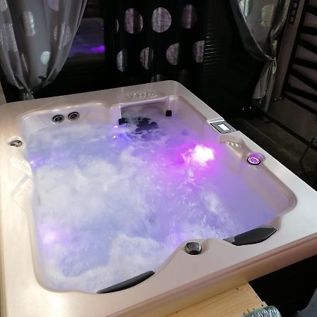 Chambre Avec Spa Et Sauna Privatises Bourg-en-Bresse Exteriér fotografie
