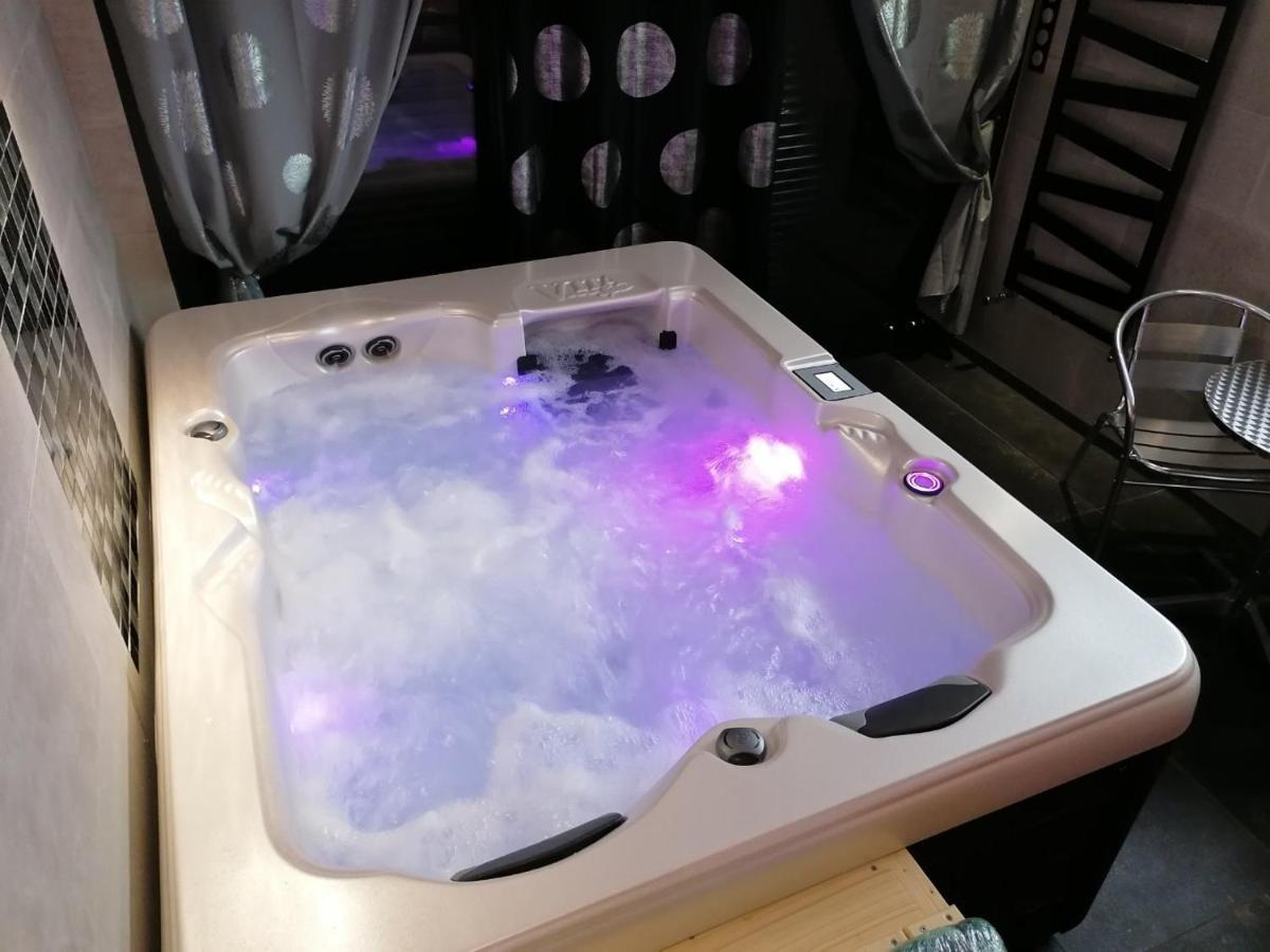 Chambre Avec Spa Et Sauna Privatises Bourg-en-Bresse Exteriér fotografie